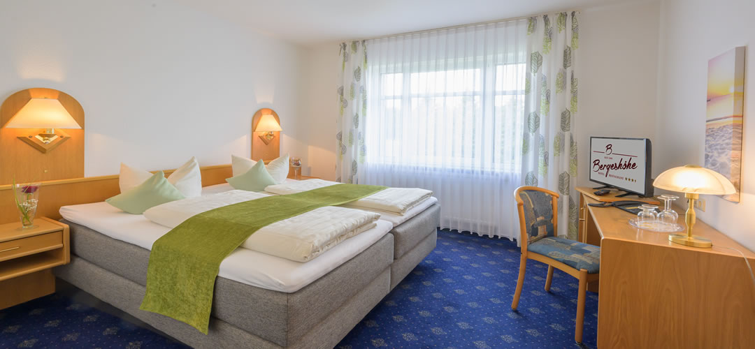 Hotel Restaurant Bergeshöhe - Ihr ***Hotel in Mettingen im Tecklenburger Land. Hochwertige moderne Zimmer, großer Saal (klimatisiert) mit Bühne bis 190 Personen, Kegelbahn und gut ausgestattete Tagungsräume sowie eine gutbürgerliche Küche.